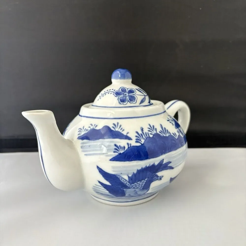 Vintage Small Chinese Blue and White Porcelain Teapot Ducks 4.5”